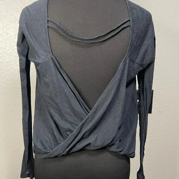 Under Armour Long Sleeve Black Open Back Criss Cross at hem workout top small - Picture 2 of 4